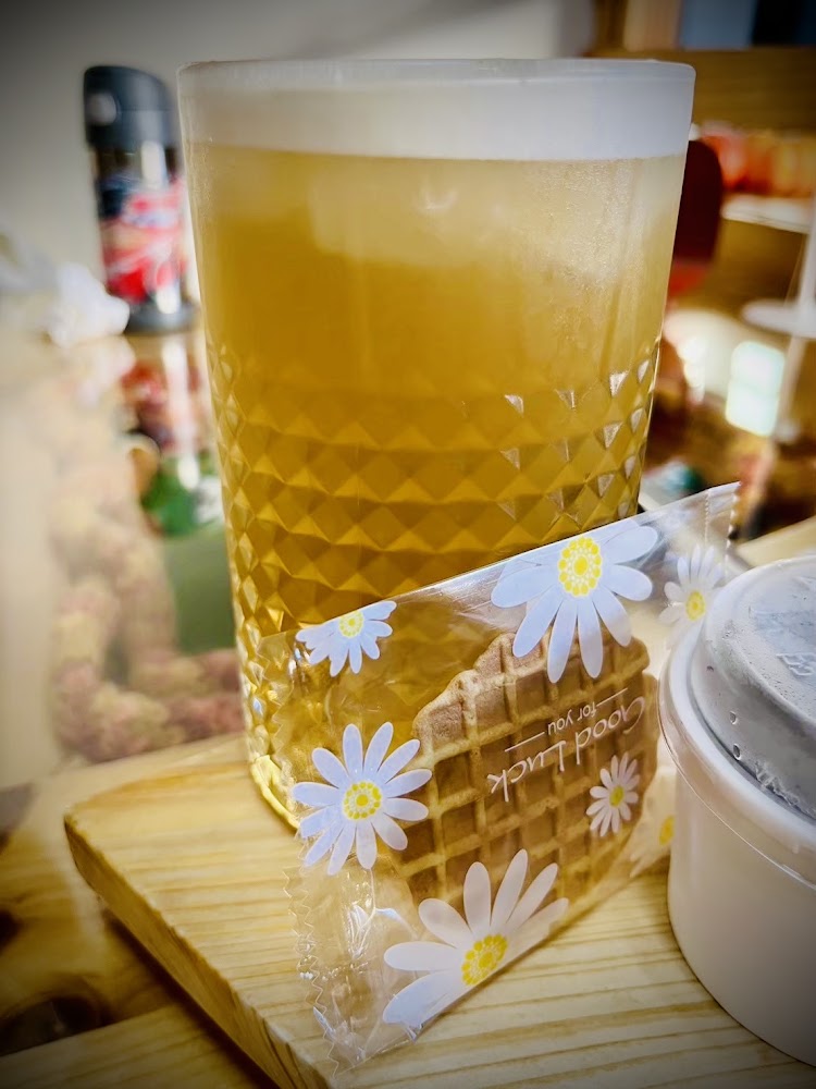 奇奇甜品奶泡飲與包裝鬆餅