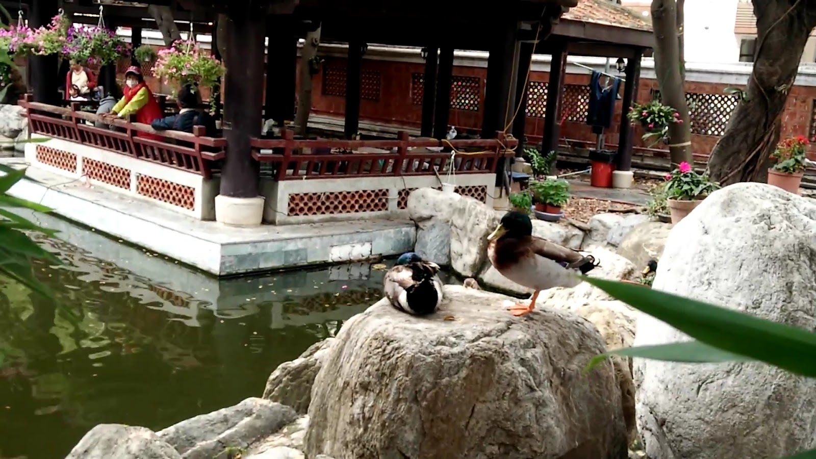 臺灣民俗文物館館內文物展覽，台灣傳統生活物件與刺繡工藝陳列