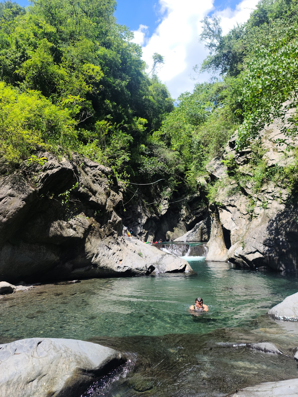 大津瀑布碧綠色戲水潭與峽谷岩壁,溪水清澈見底