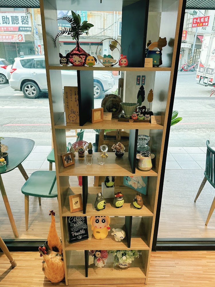 糖心馨Cheesecake&Coffee店內展示架與玩偶擺設