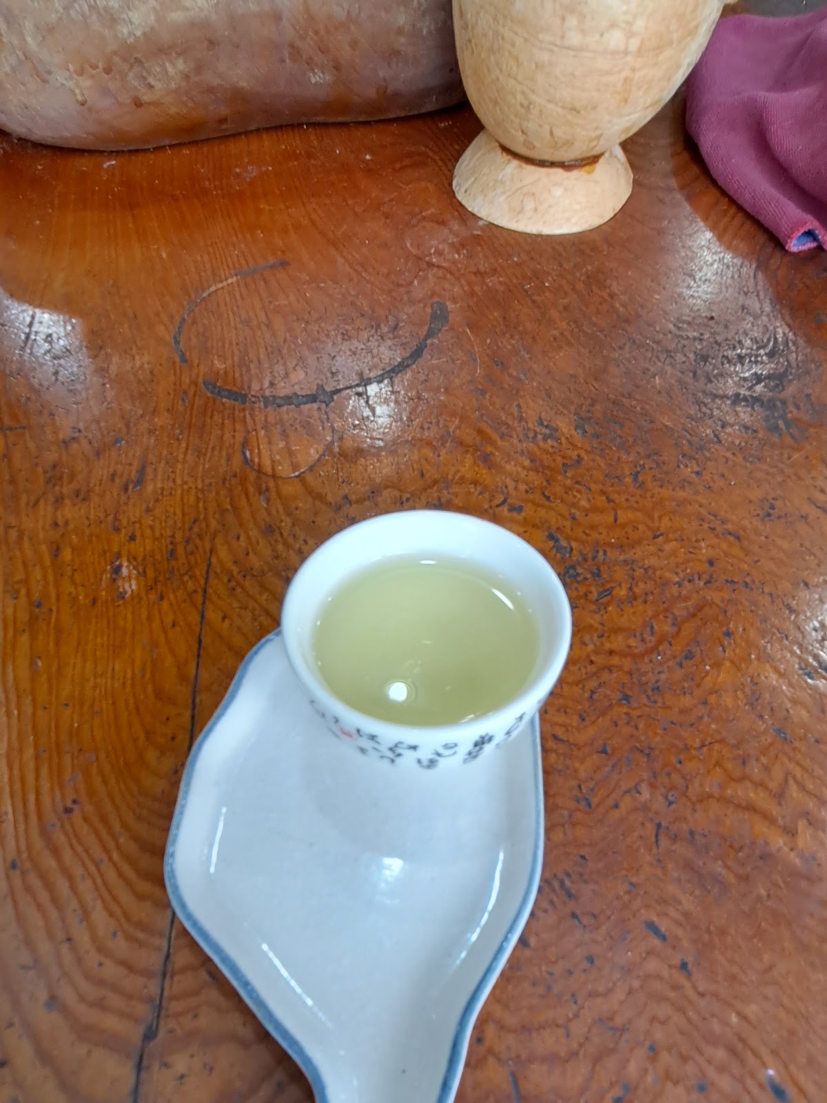 現泡的金萱烏龍茶湯呈現淡雅蜜綠色，香氣撲鼻