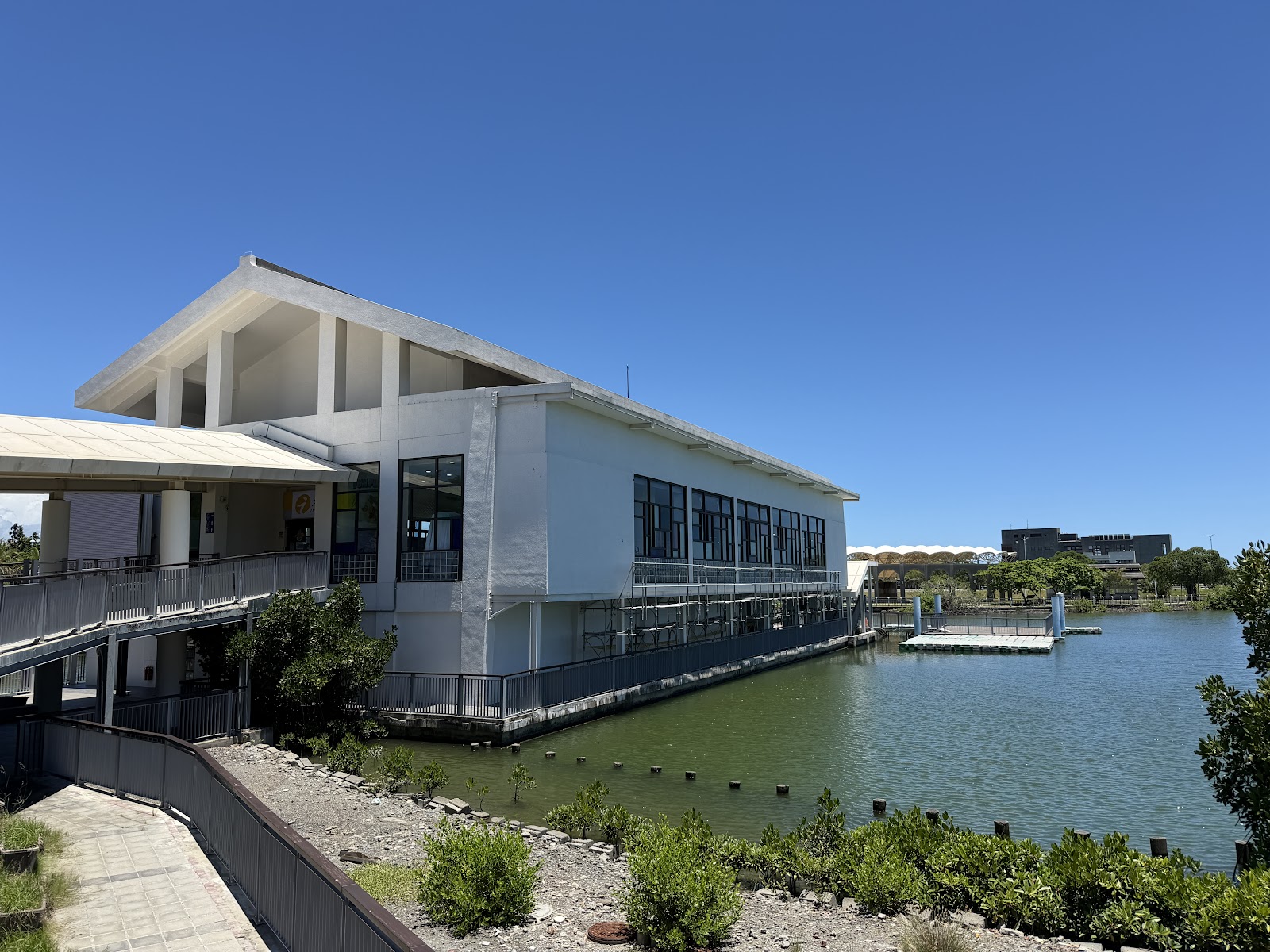 大鵬灣水邊白色現代建築與碼頭浮台
