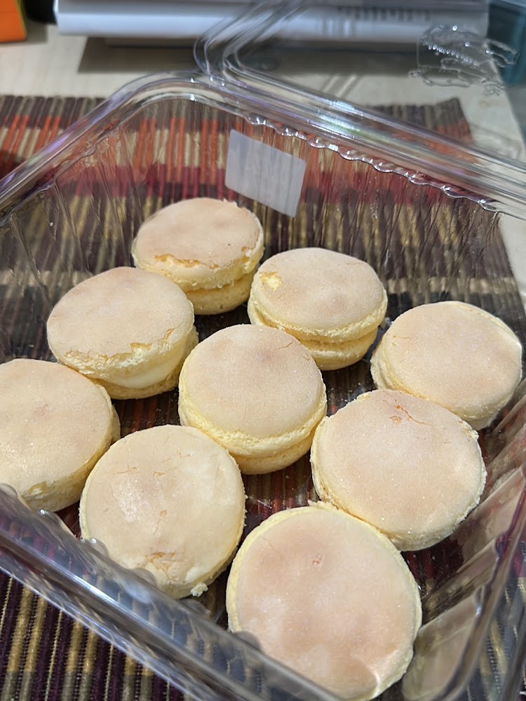 透明盒裝淡黃色糕點,適合分享或送禮