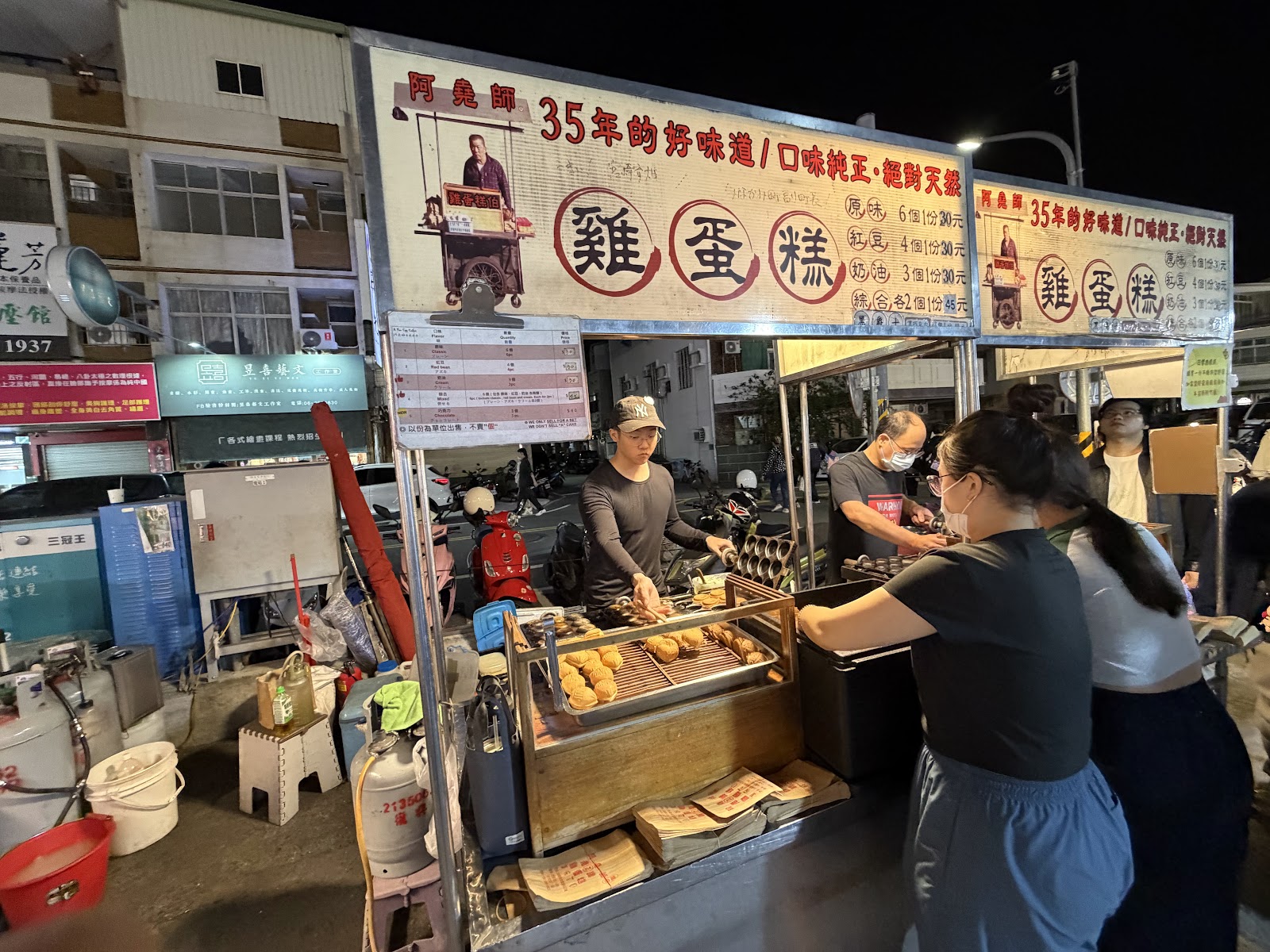 阿堯師雞蛋糕攤位,35年老店,攤主正在製作雞蛋糕