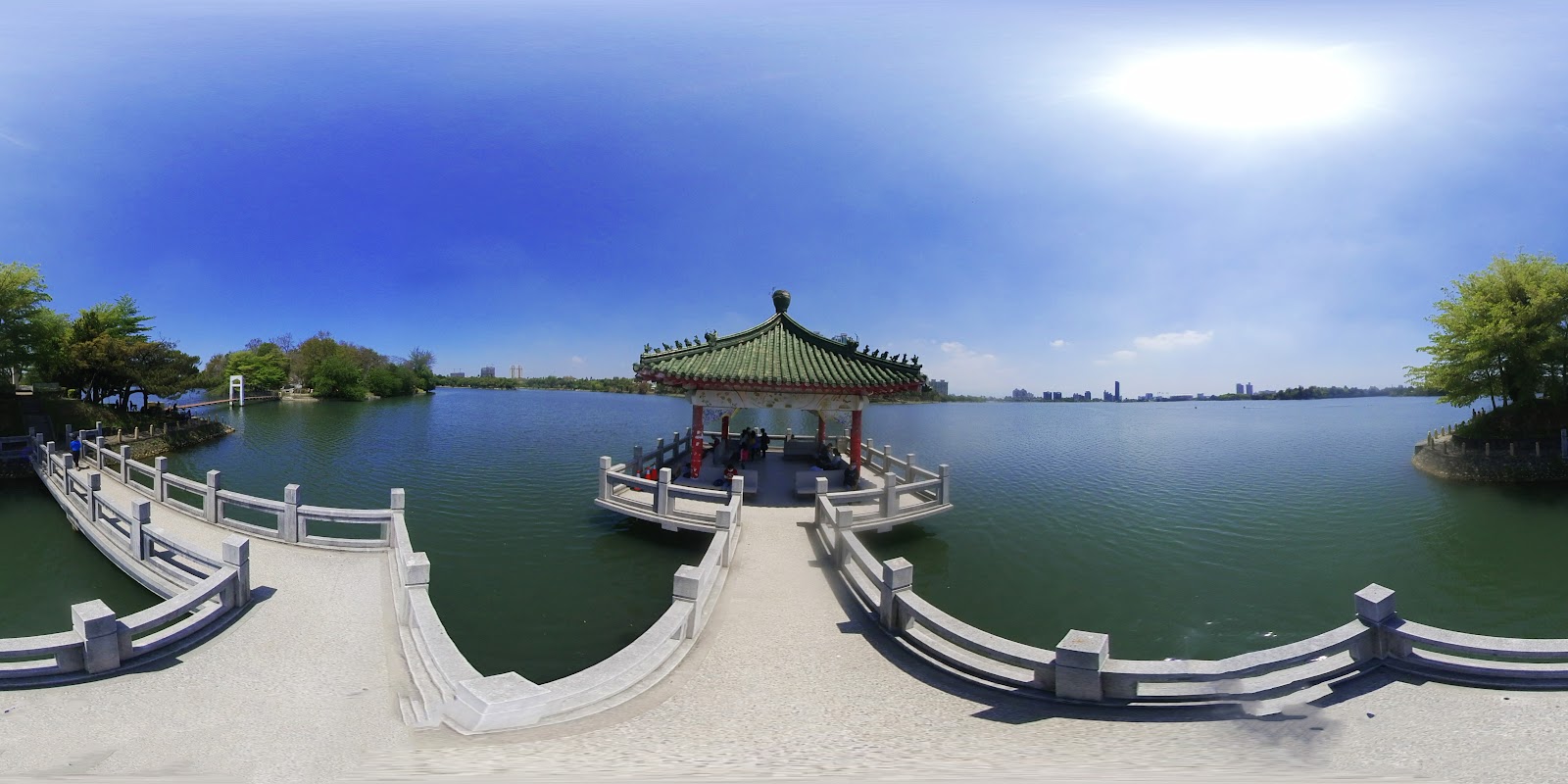 澄清湖湖心八角亭台360度全景,白色大理石橋連接,高雄鳥松旅遊攻略