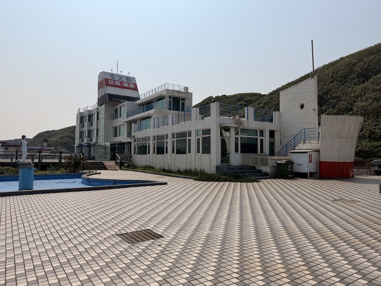 白色船型建築與廣場全景