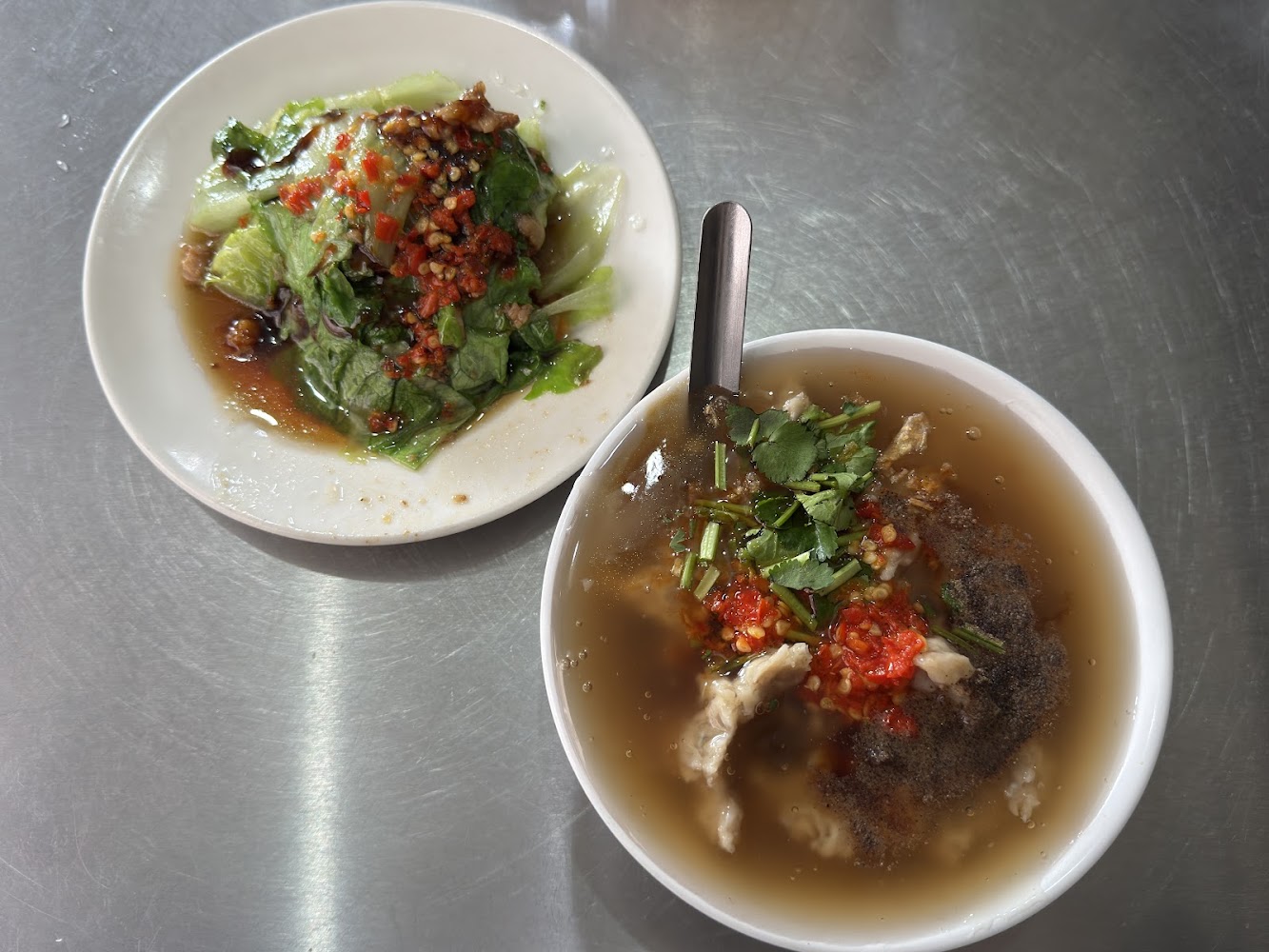 大頭肉焿的清澈羹湯與燙青菜