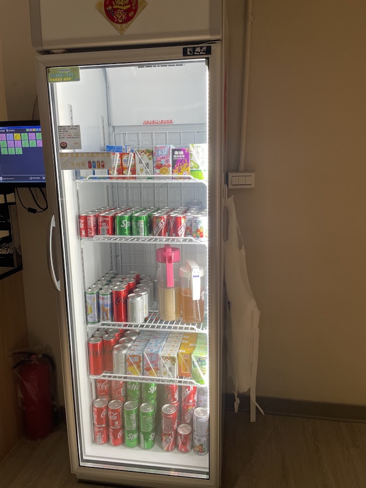 冰箱內有可樂雪碧果汁盒裝飲料及吸吸果凍