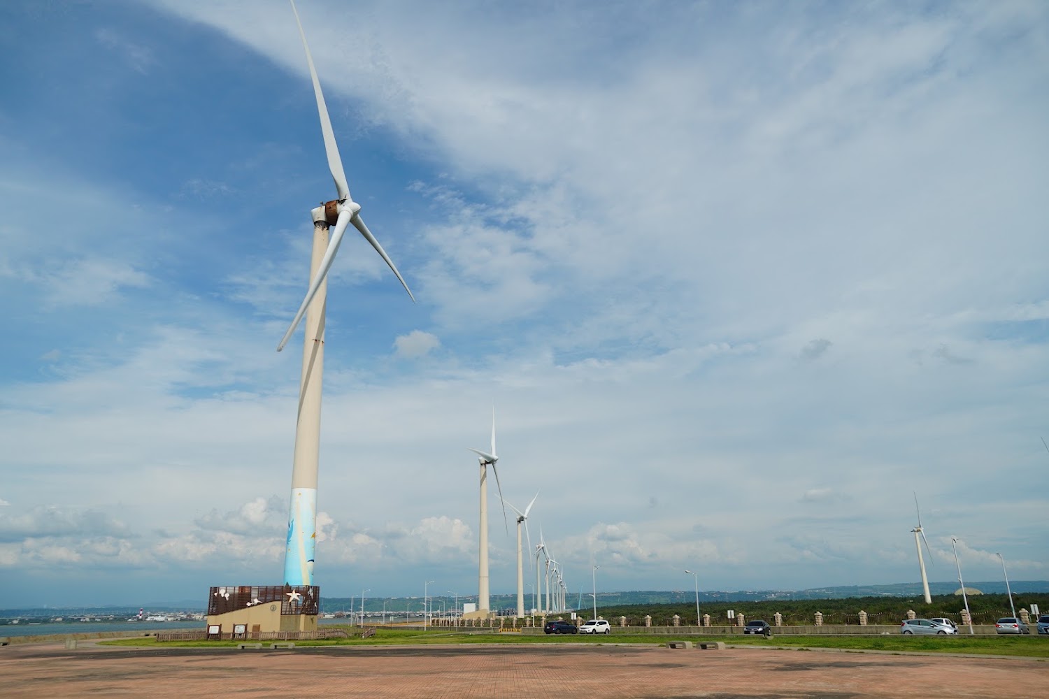 海角明珠風力發電機與戶外景色