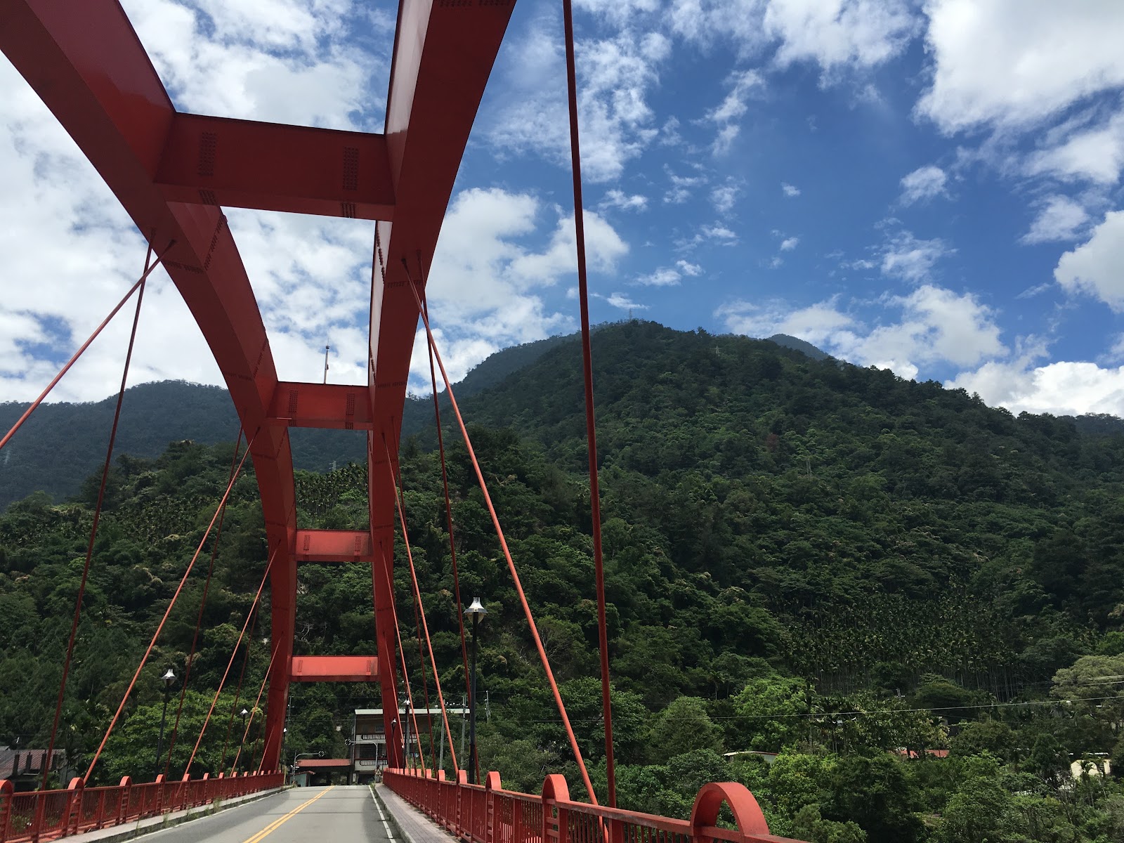 裡冷吊橋鋼構橋身仰角望向藍天
