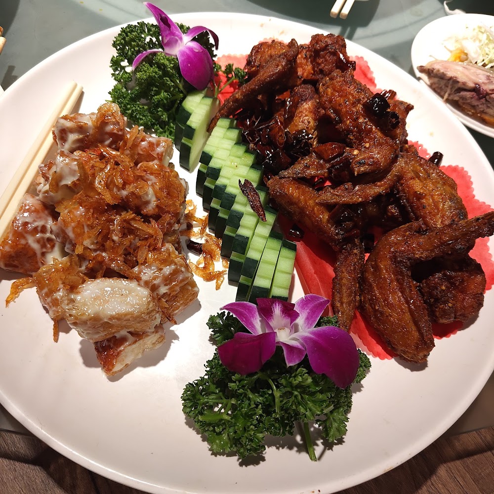 炸雞翅年糕與小黃瓜點綴的台式拼盤料理