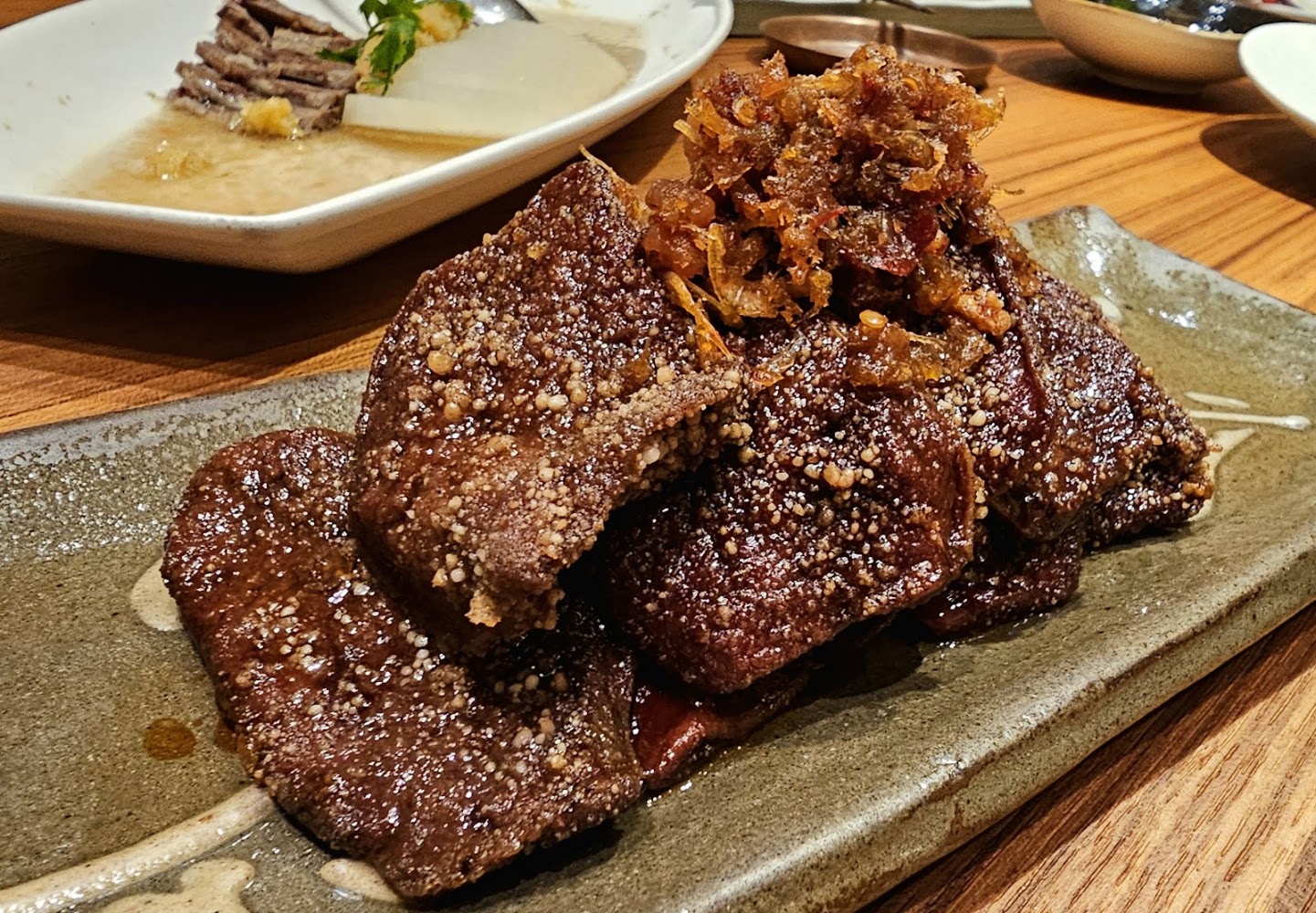 擺盤精美的烤牛舌料理