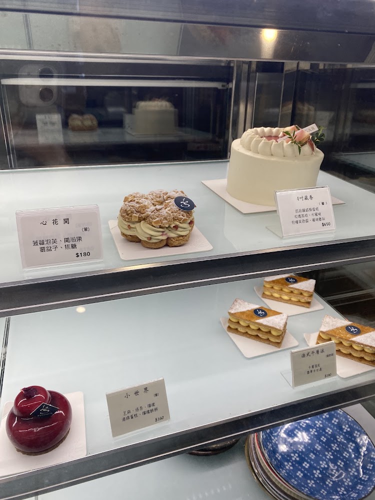 小時糖甜點櫃展示多款法式甜點