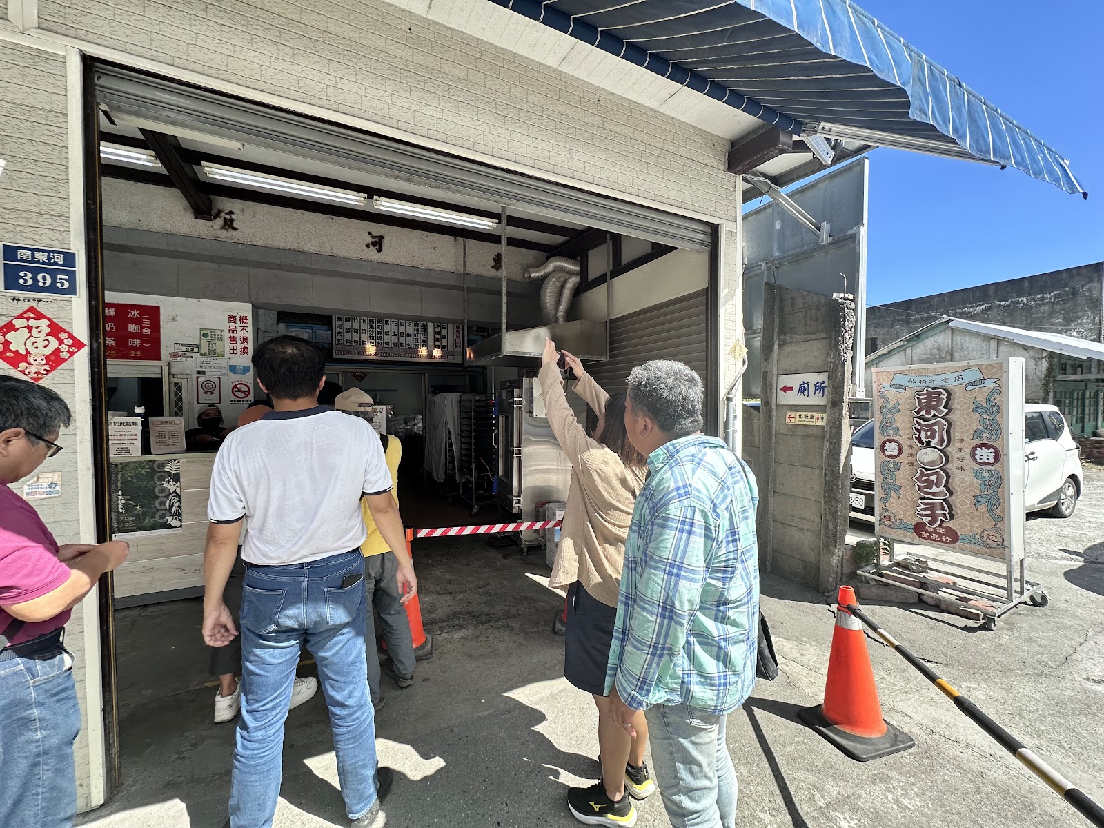 東河包子店外觀顧客排隊購買台東東河包子名產