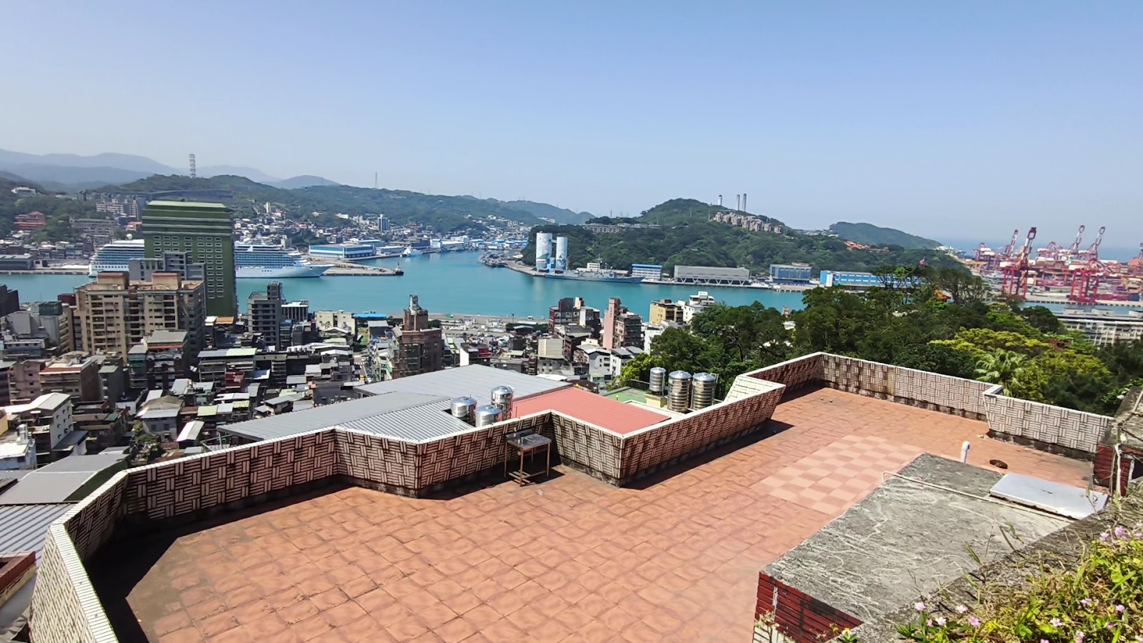 基隆大佛禪院廣場眺望基隆港郵輪停靠