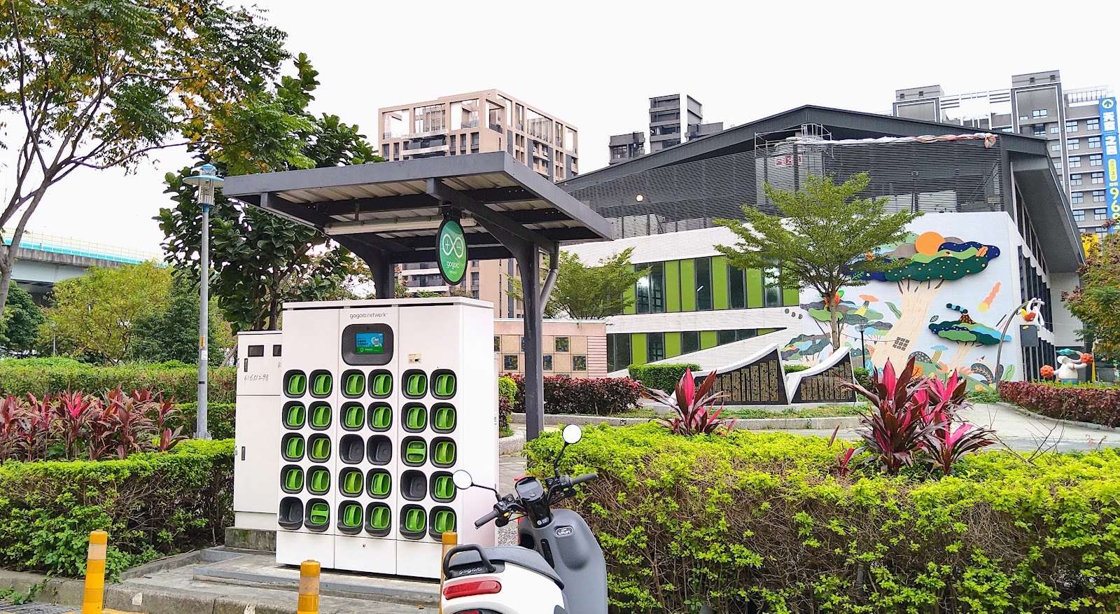 洲子洋公園Gogoro換電站與彩繪牆