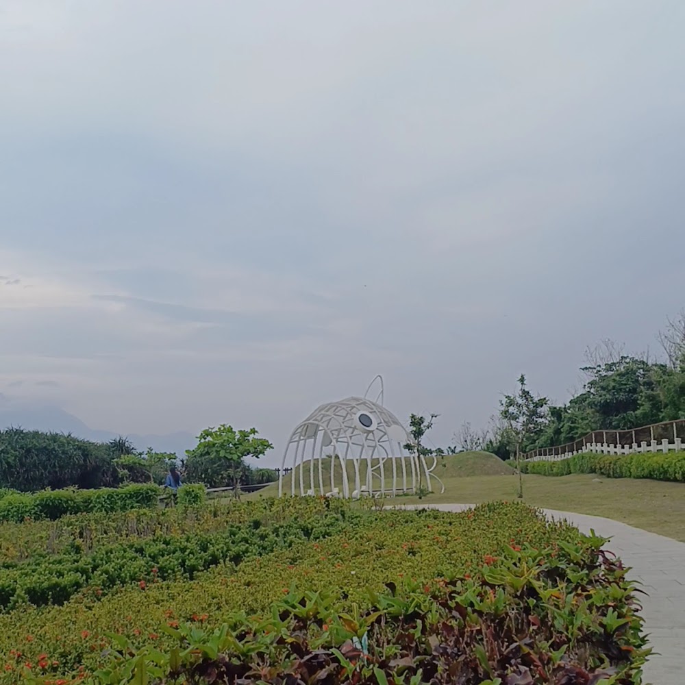 曼波海洋生態休閒園區魚形白色裝置藝術與綠地