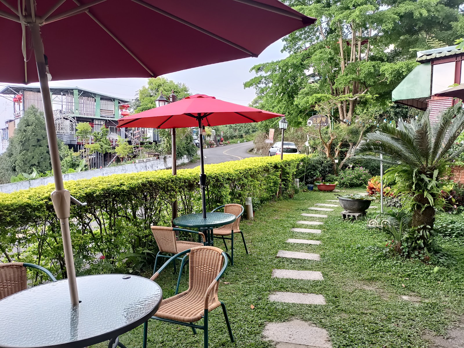 香樹灣餐廳戶外花園座位紅遮陽傘步道