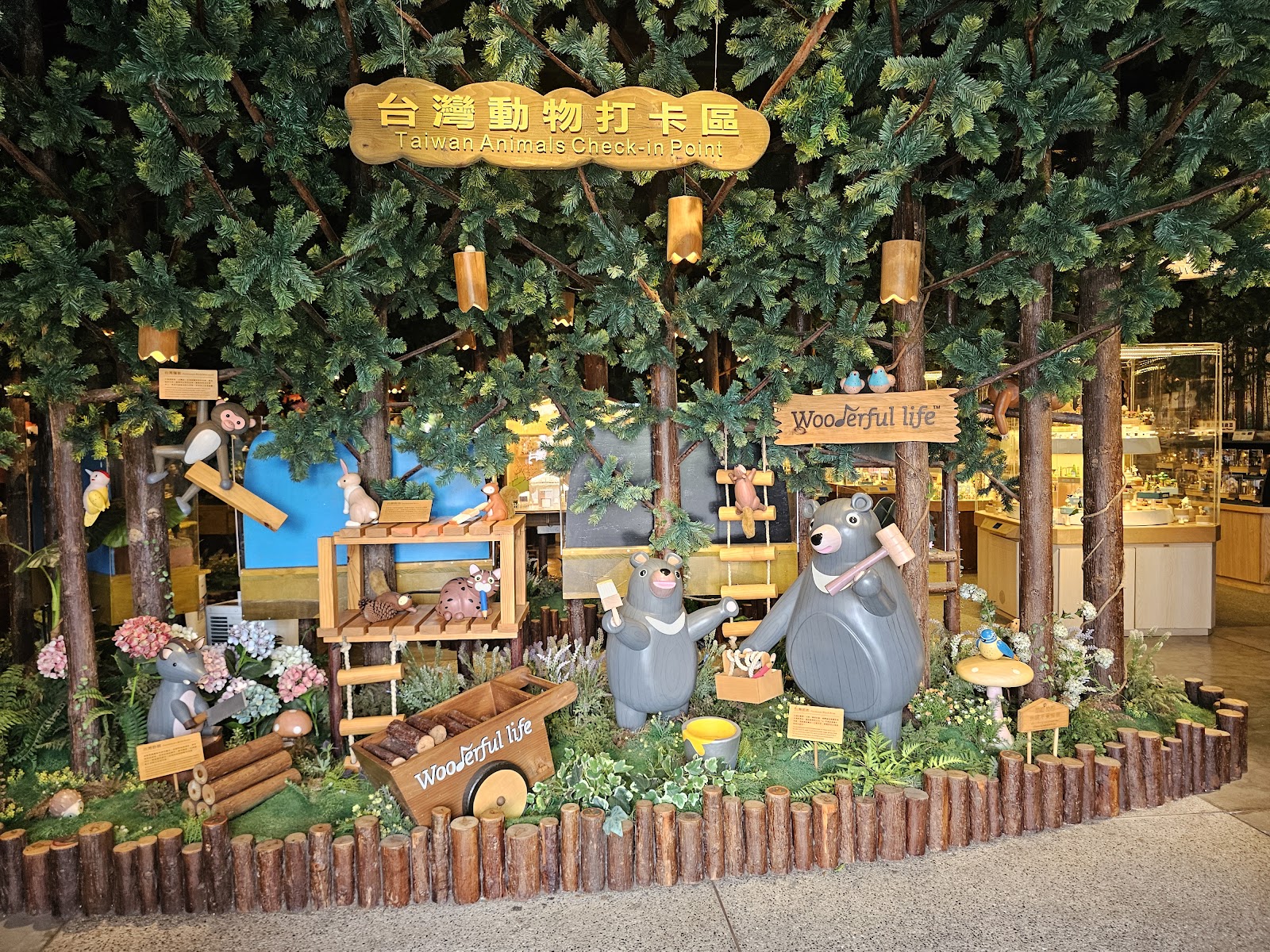 羅東林業文化園區台灣動物打卡區室內木雕展示Wooderful life