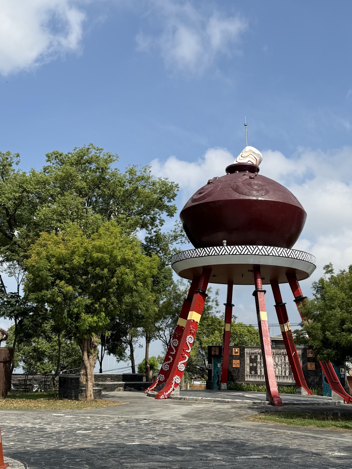 紅色巨型陶壺意象雕塑,立於三地門園區廣場