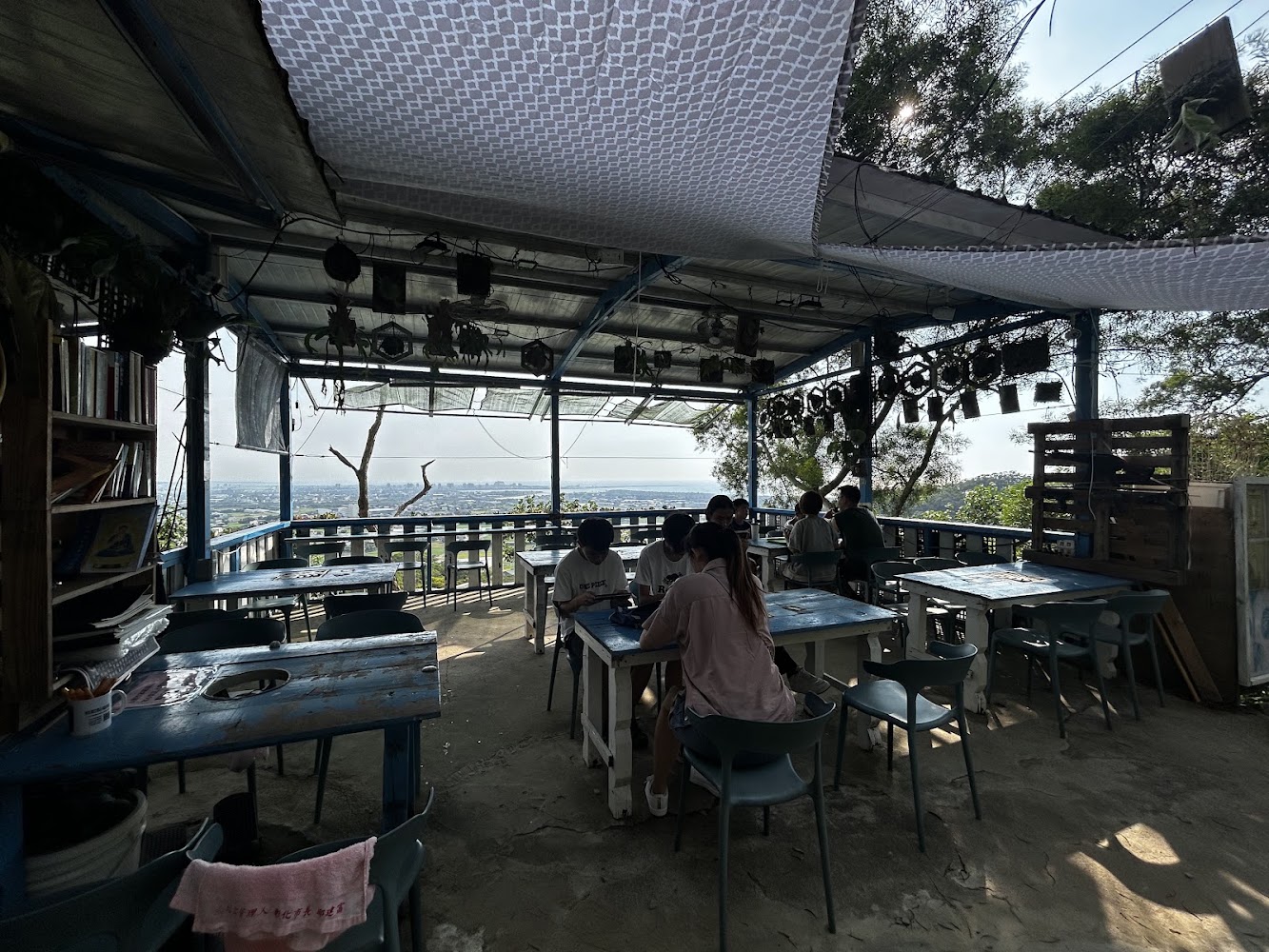 戶外用餐區與藍色桌椅