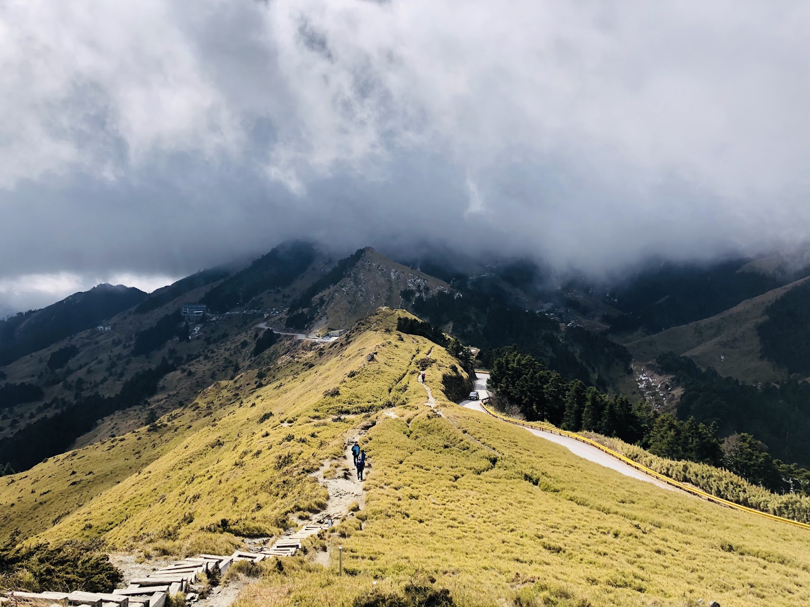 石門山登山步道景觀,寬廣平緩的高山步道適合親子同行
