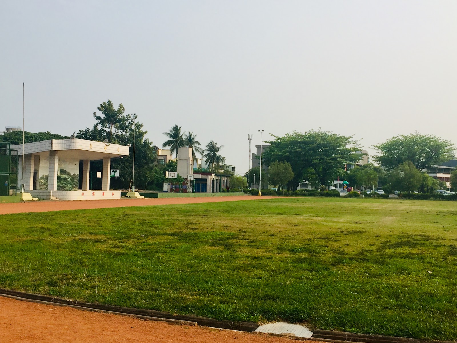 巴轆公園大草坪與涼亭建築