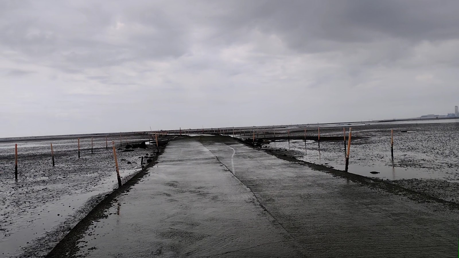 通往海中小屋的水泥步道,潮間帶泥灘地