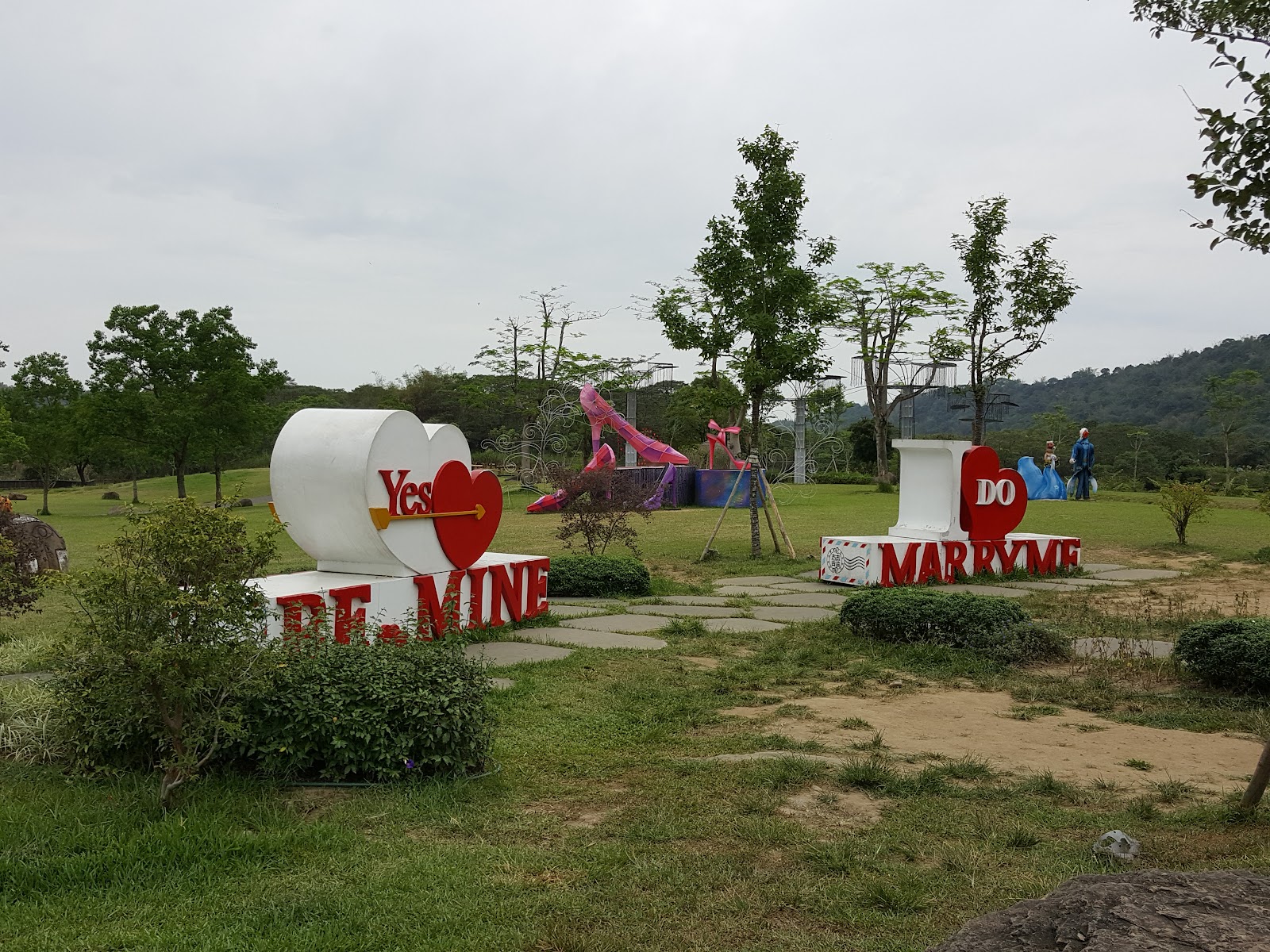 草地上Be Mine與Marry Me的大型英文字母裝置藝術