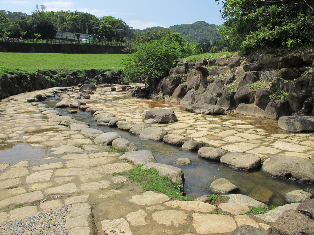 大溝溪親水步道溪流與大石景觀