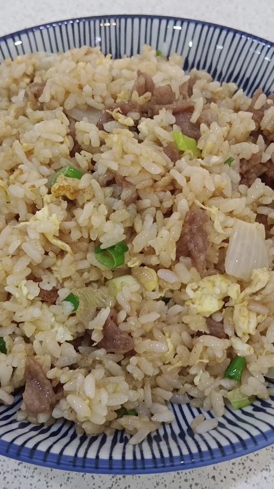 哈囉川味炒飯近照,有牛肉雞蛋與蔥花