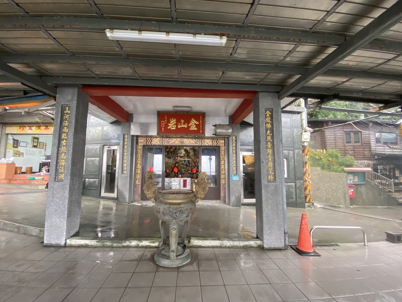 九份金山岩寺廟入口與香爐