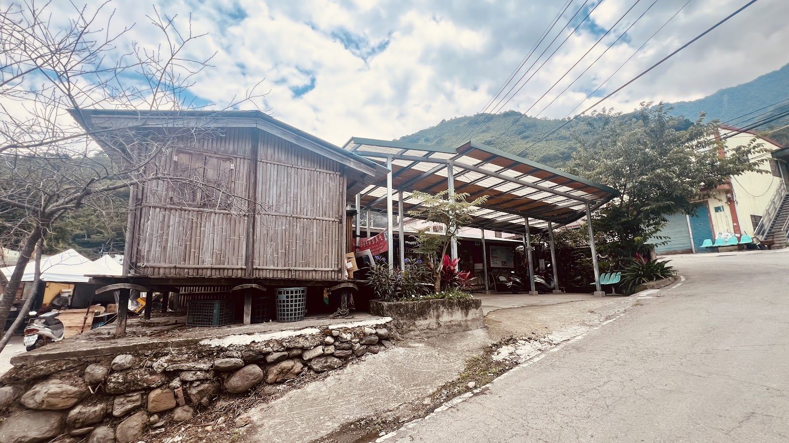 爺亨部落傳統木造建築與石砌牆基