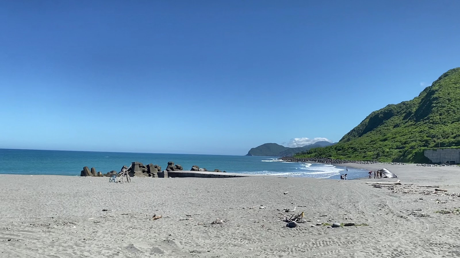 鹽寮蔚藍海岸沙灘與山巒