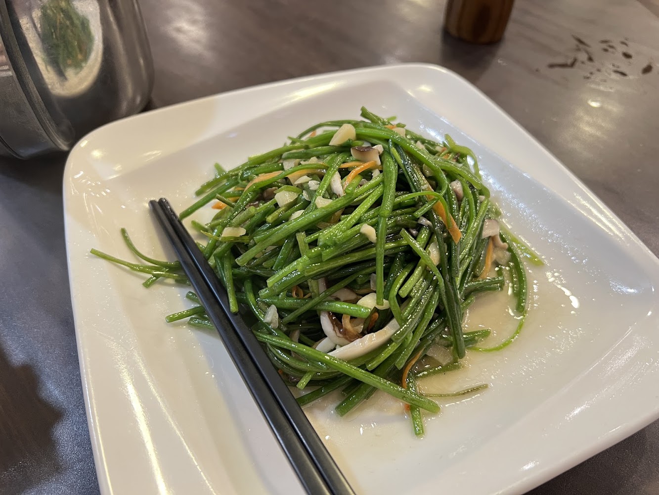 炒水蓮搭配蒜末和菇類