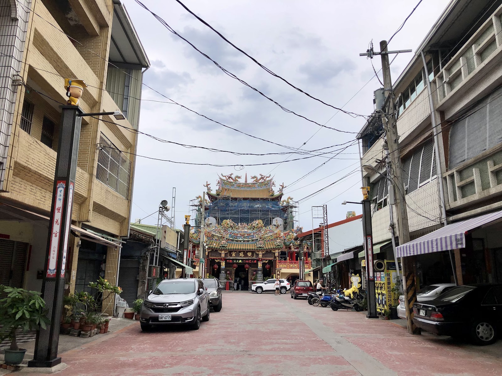 屏東里港老街街景,紅色廟宇建築與傳統街道