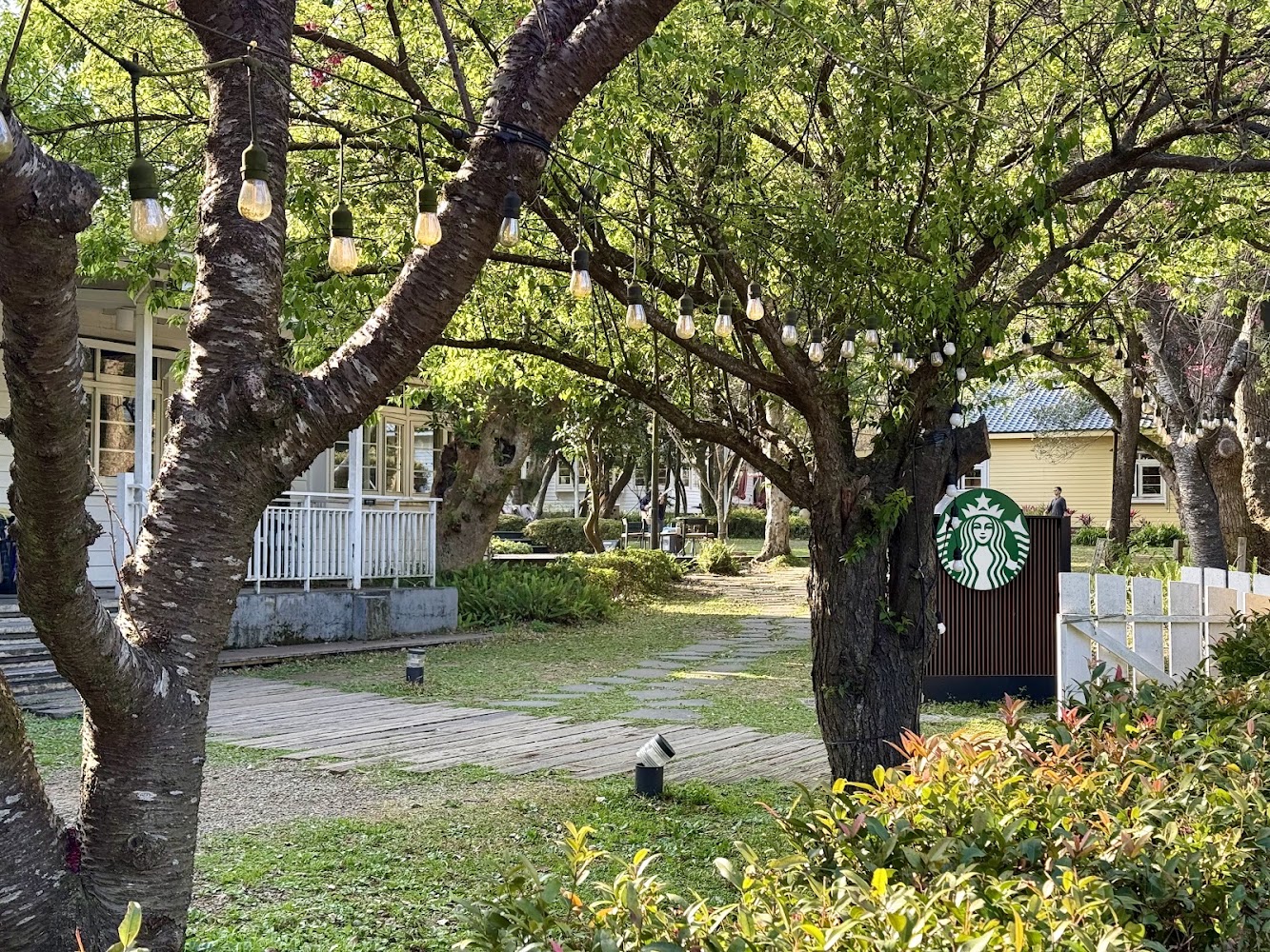 綠意庭園與星巴克標誌