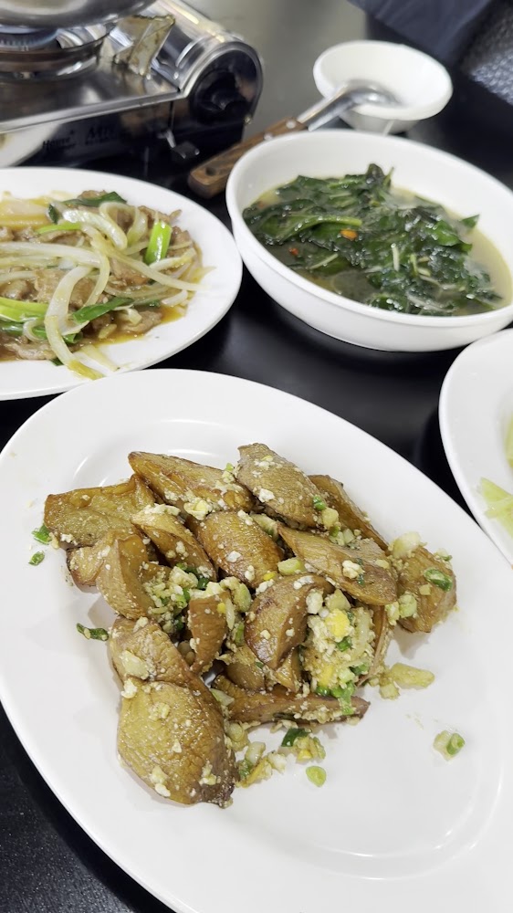 多道家常菜有鹹蛋炒杏鮑菇 炒牛肉洋蔥 蔬菜湯及清炒青菜