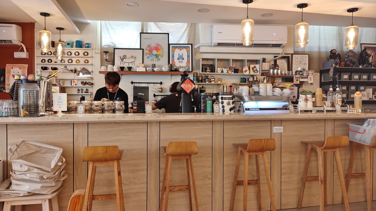 Skinny Cafe吧台區與高腳椅環境