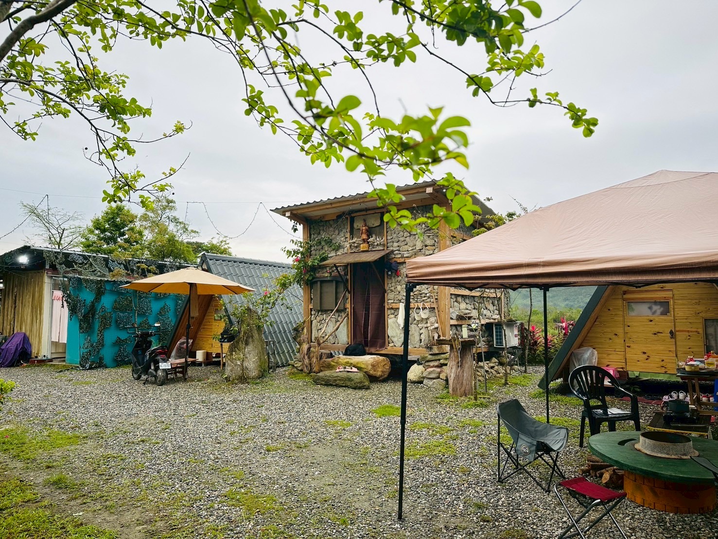 石砌小屋與帳篷交錯搭建的營地全景
