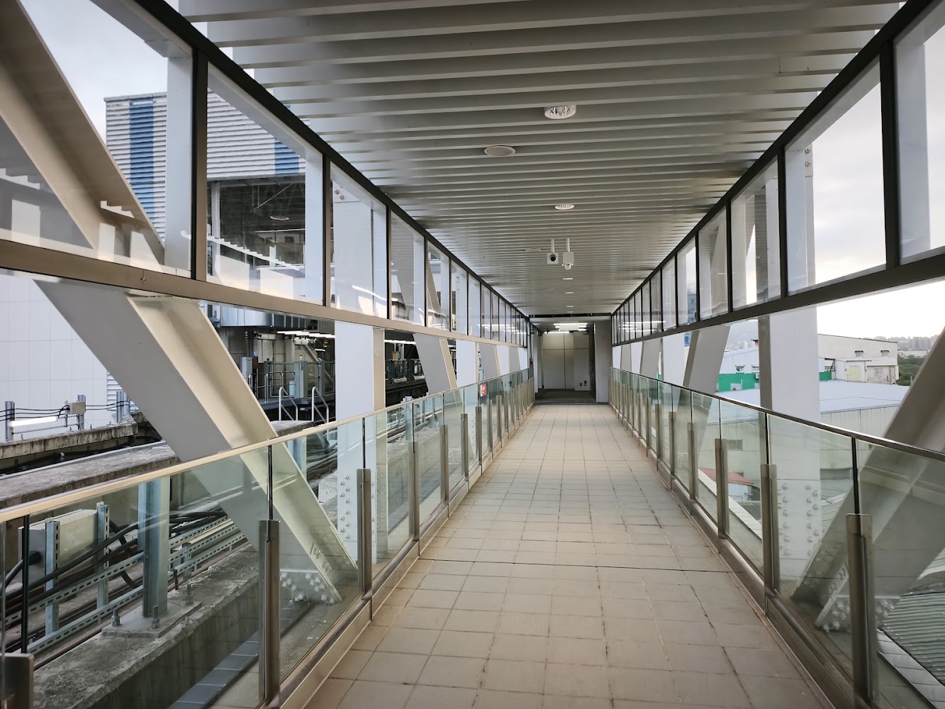 長壽山站空橋與玻璃結構