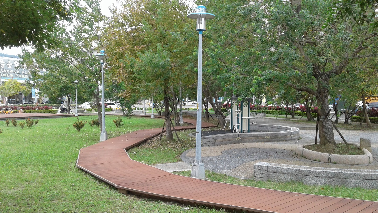 芳洲公園紅磚步道綠蔭