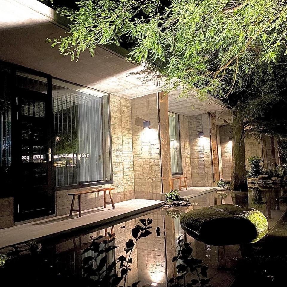 夜晚點燈的紫森林建築