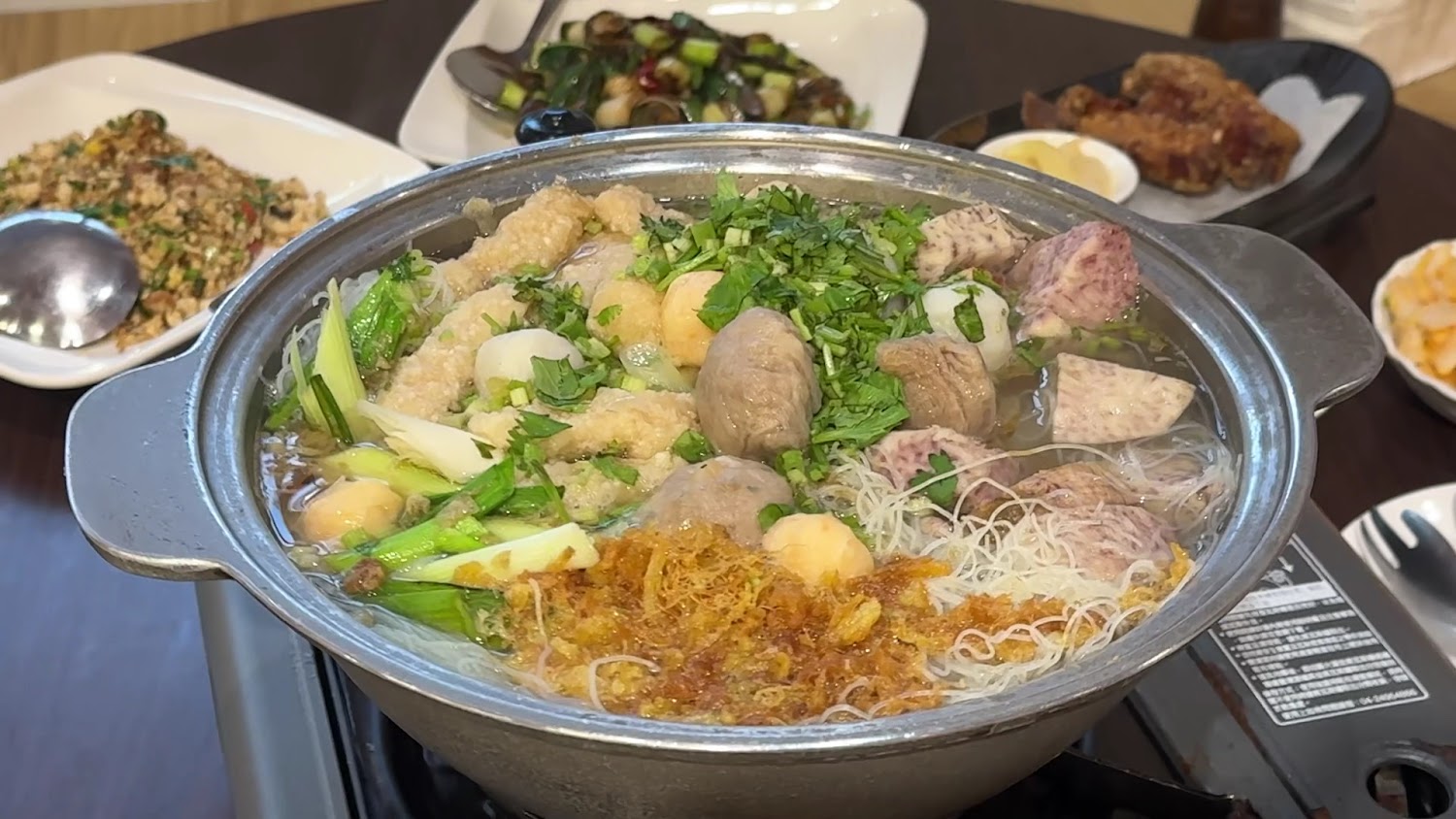 一鍋食材豐富的台式火鍋,含芋頭丸子鴨血粉絲與香菜