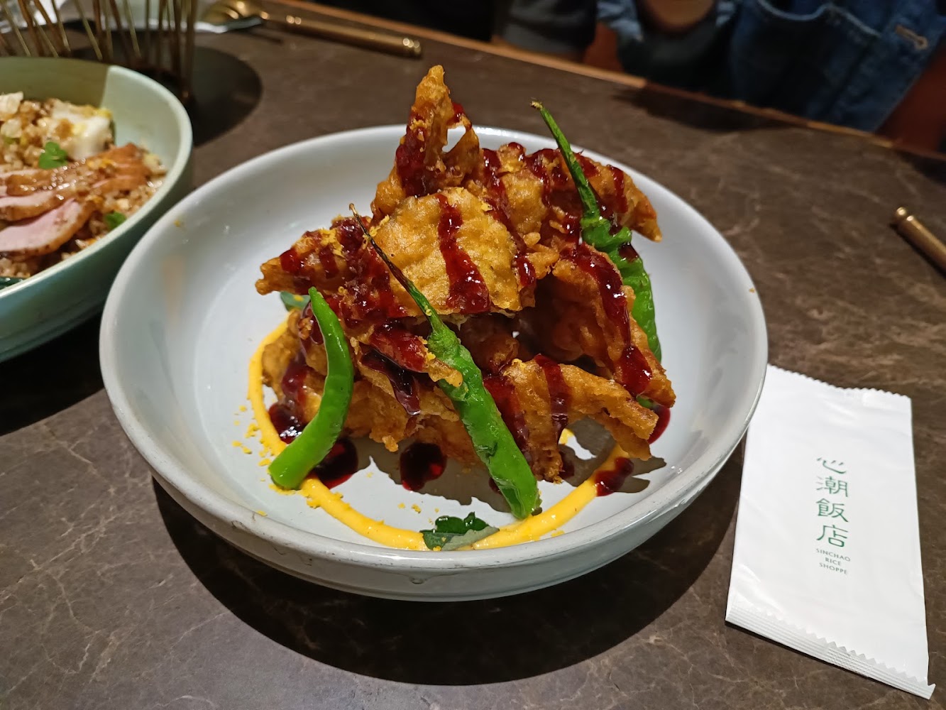 炸物與飯類同桌