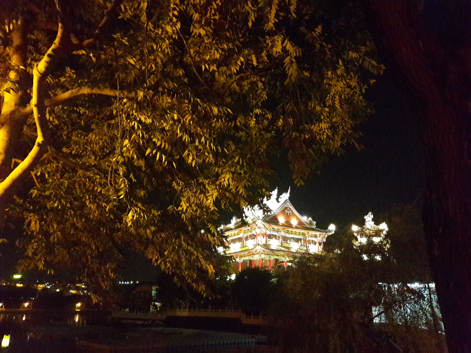 龍潭南天宮夜間點燈景色