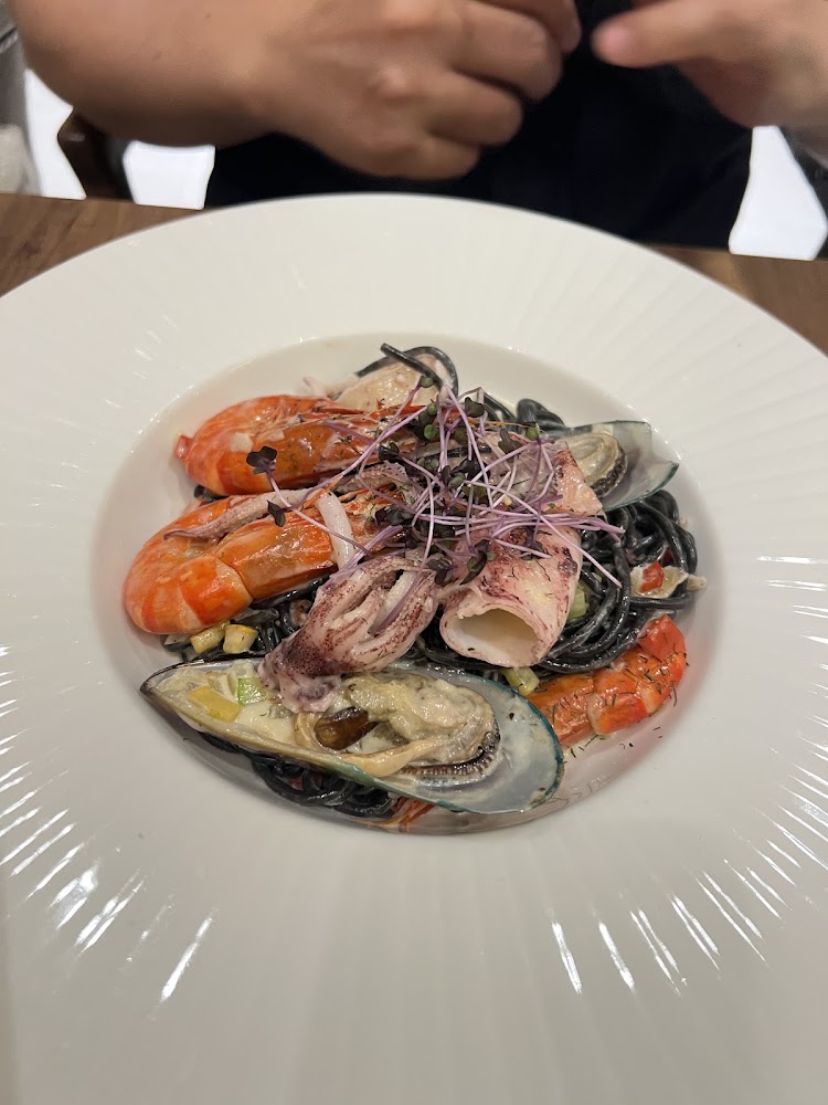 海鮮墨魚義大利麵搭配蝦子淡菜與花枝