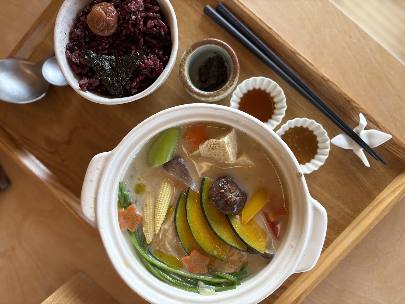 透明空氣創意和食蔬菜火鍋套餐