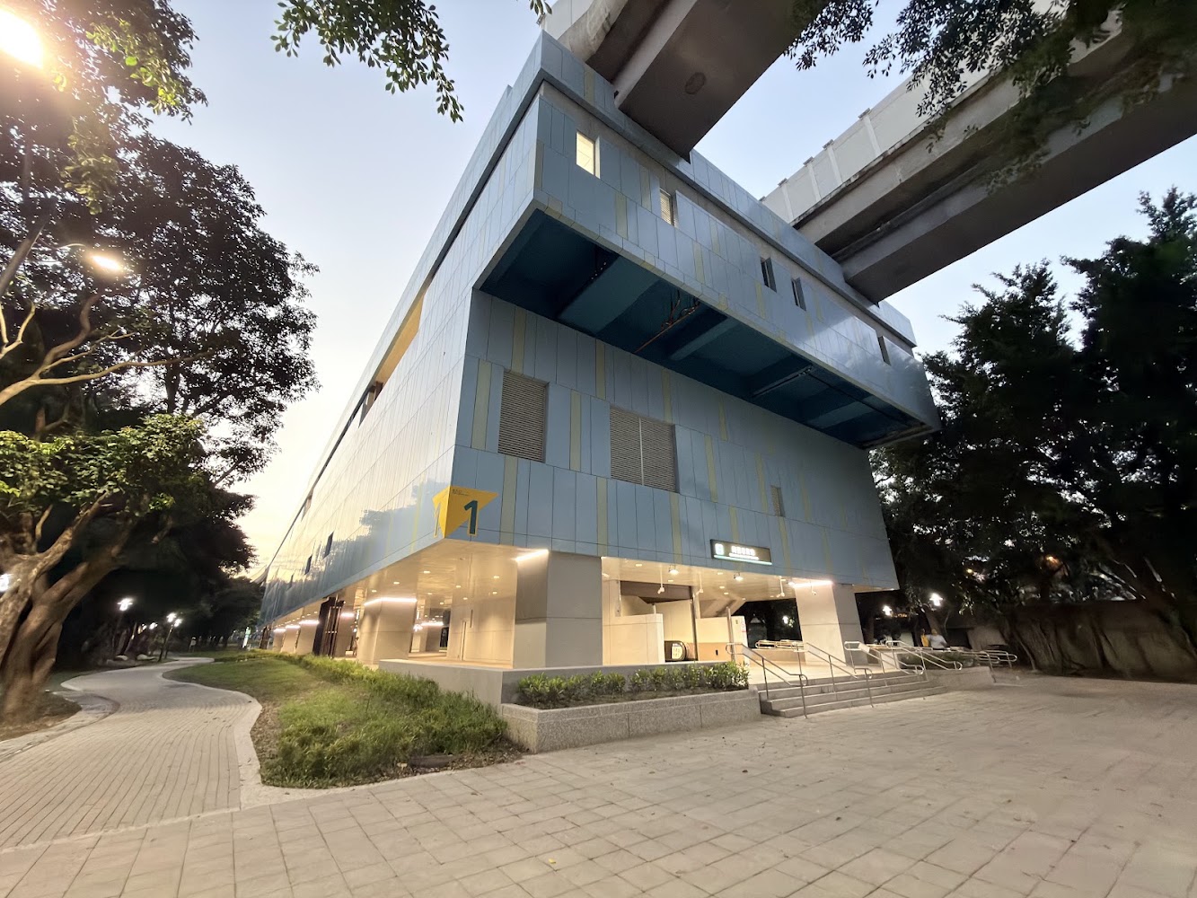 陶瓷老街站周邊藍色建築與高架軌道景觀