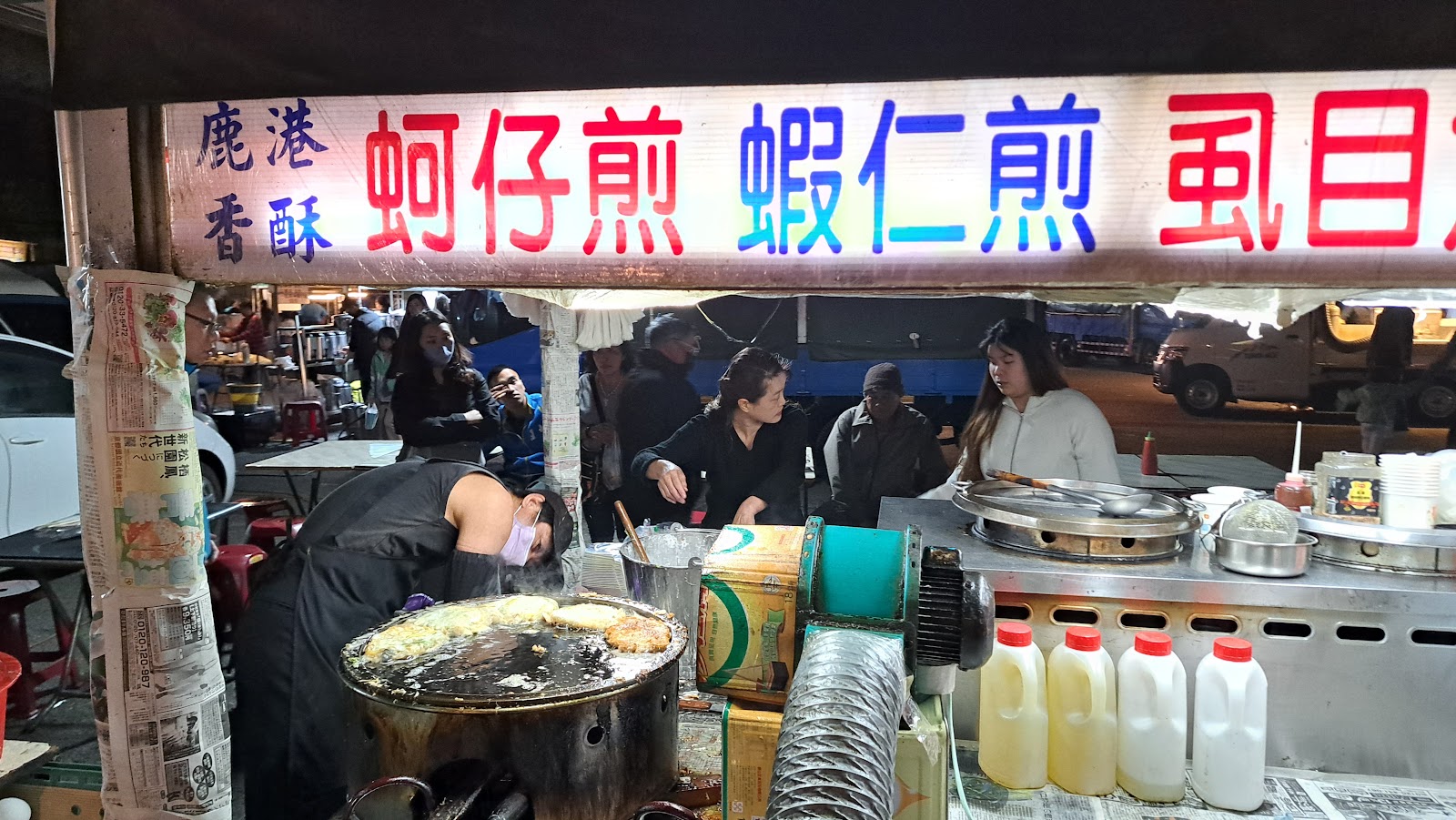 秀水禮拜六夜市鹿港香酥蚵仔煎攤,攤主料理夜晚熱鬧景象,彰化夜市小吃